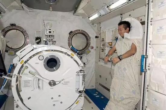 宇航员在太空中是怎么睡觉的？